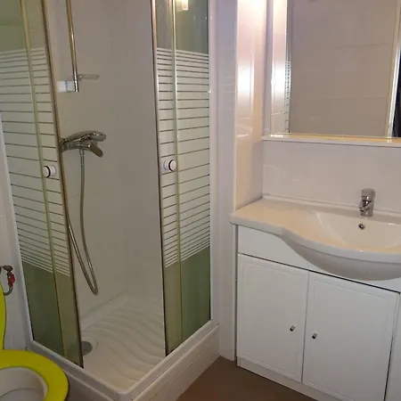 Avec Terrasse Et Parking, - Fr-1-833-29 Apartment *